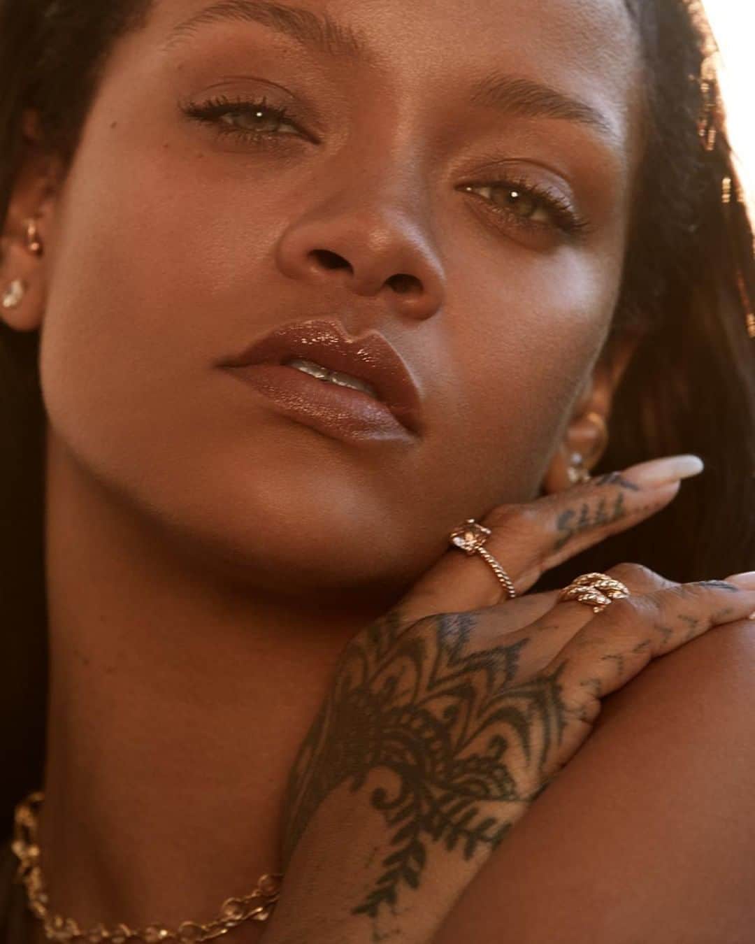デビッドヤーマンのインスタグラム：「Congrats @badgalriri on @fentyskin! Here, Rihanna wears #DavidYurman Châtelaine® and Pavéflex rings to celebrate its launch.」