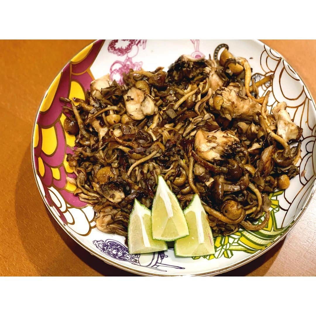 のインスタグラム：「舞茸となめこのニョクマム炒め ・ ライムとサンバルソースを垂らしてご飯に乗せて食べる！ 美味しい、すすむ、免疫力アップ ・ 栄養素のお話し by @mikichon_chon   きのこは、低カロリーなのに食物繊維だけでなくビタミンやミネラルが豊富なので、減量中の方や食べ過ぎている方におすすめの食材です。  また、まいたけに多く含まれる食物繊維のβグルカンは満腹感を与えてくれるので腹持ちも◎免疫力UPの効果もあるので優秀です。  なめこはヌルヌル成分(正体は、食物繊維のペクチン)が大切なので、ヌルヌルが残るくらいに炒めるといいですね！体の中の余分なコレステロールの排出を促してくれます。 ・ #きのこ　#きのこ料理  #mashroom #免疫力　#ニョクマム　#舞茸　#なめこ　#朝陽飯　#アサヒ飯　#あさひめし」