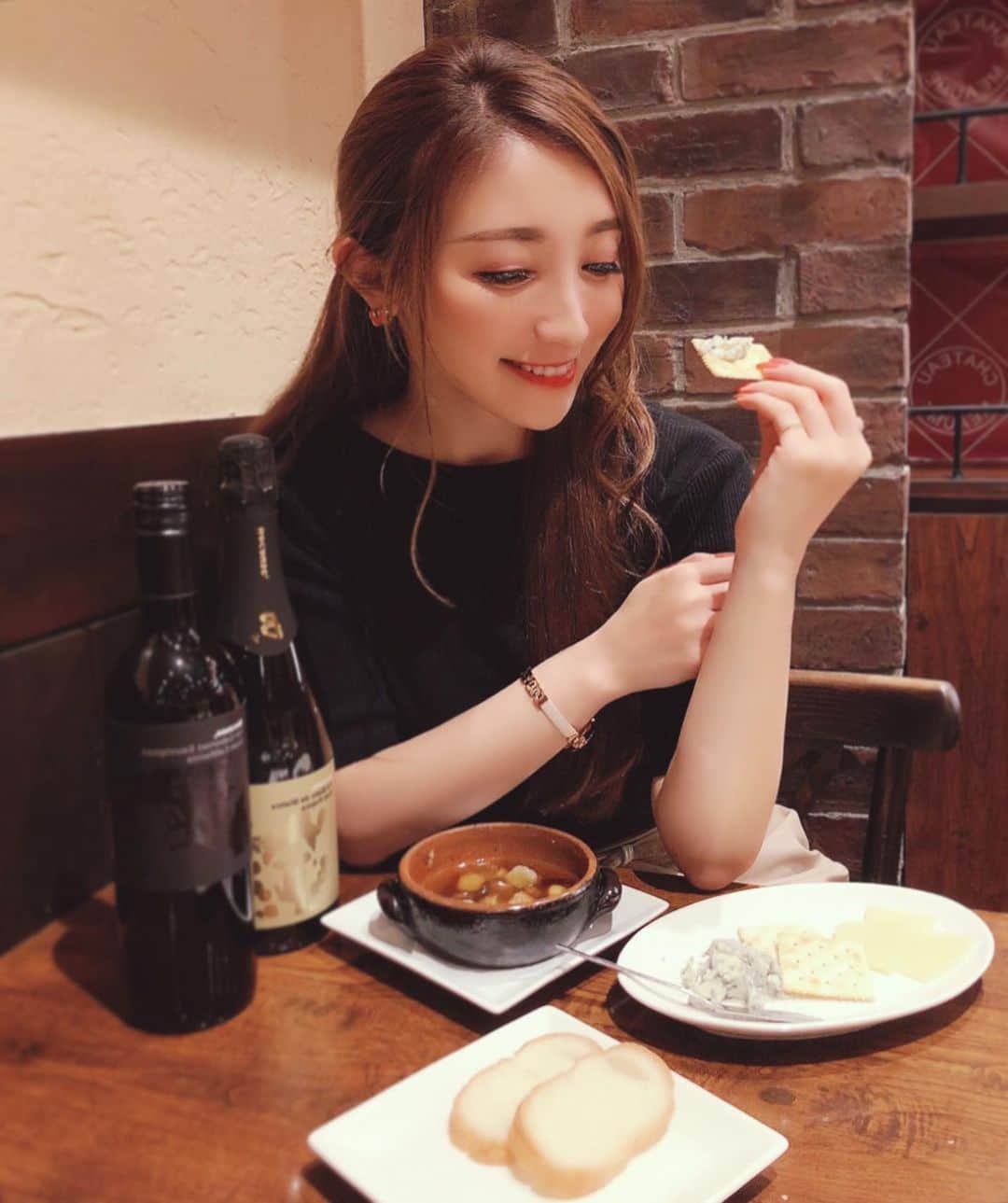 のインスタグラム：「. . #winelovers #cheeselovers 🍷♥️♥️ Girls’ night out at “WAINOSUKE” ❤︎ 美味しいワイン × おつまみをいただきながら しのちゃんといつもの女子会集合🍒🎶 . . . #女子会 #イタリアン #ワイン #女子会ディナー #dinner #wine #ワイのすけ #新橋 #ワイン #カジュアルイタリアン #居酒屋 #cheese #ワイン好きな人と繋がりたい #コスパ #銀座 #銀座グルメ #pr #トリドリベース #winelover #winetime #港区グルメ」