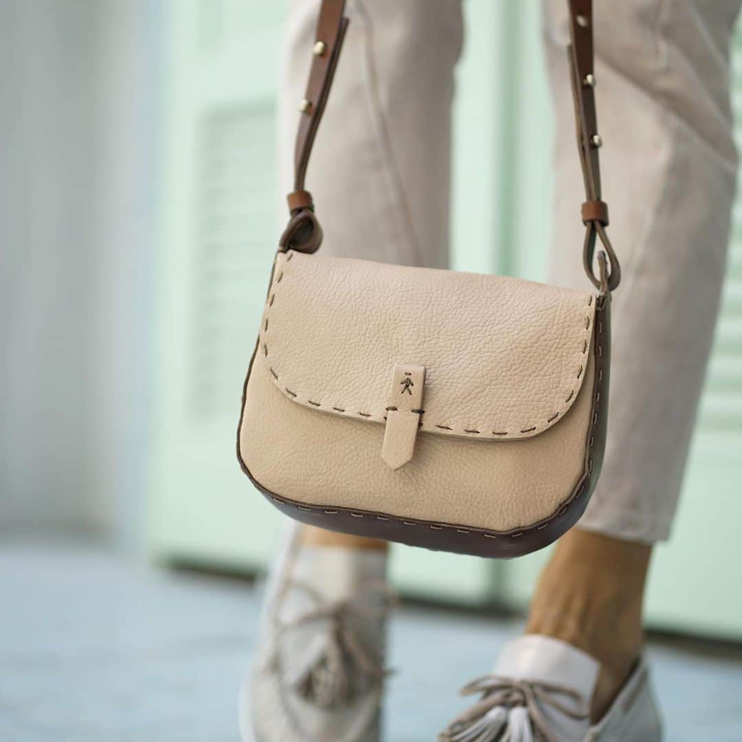 エンリーベグリンのインスタグラム：「Small and elegant #HenryBeguelin Tascapane Micro bag in Fard calf leather. Perfect for your summer days. ☀️#HBSS20」