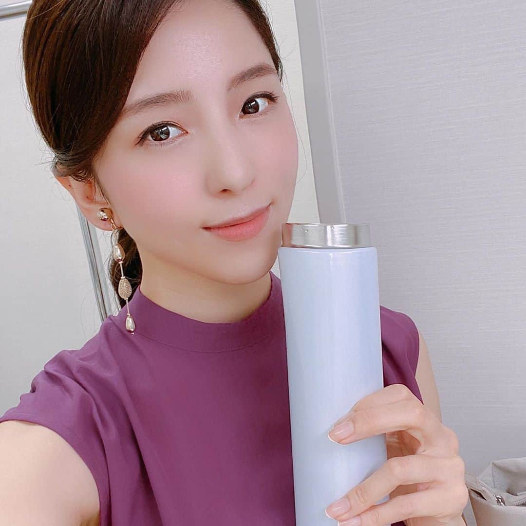 松井絵里奈さんのインスタグラム写真 - (松井絵里奈Instagram)「🤝﻿ 四六時中、自分の心を﻿ 「愛と感謝」で満たす。﻿ ﻿ 四六時中が難しければ﻿ 朝起きて　おはようの時間と﻿ 夜寝る前の　おやすみの時間に。﻿ ﻿ 自分の心が優しさでいっぱいになったら﻿ 近くの大切な人へと送る🙏🏻❤︎﻿ ﻿ 吸って吐く呼吸でさえ﻿ 幸せな空気に見える♡﻿ ﻿ 飲む水は、命の水。﻿ ありがとうと感謝でいただく。﻿ それだけで身体中に﻿ 幸せな水が染み渡る。﻿ ﻿ 身の回りは、おかげさまで溢れている♪﻿ ﻿ 今日もありがとう💓﻿ #愛と感謝#感謝#ありがとう﻿ #thankyou﻿ #水#水が大好き#水が大切﻿ #マイボトル﻿ #松井絵里奈」8月1日 0時34分 - erina74xx