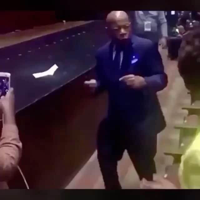 アマンダ・デ・カディネットのインスタグラム：「Starting my day with the enthusiasm that #JohnLewis brought to this beautiful dance moment . Blessings on your journey @repjohnlewis . 📹via @ariannephillips」