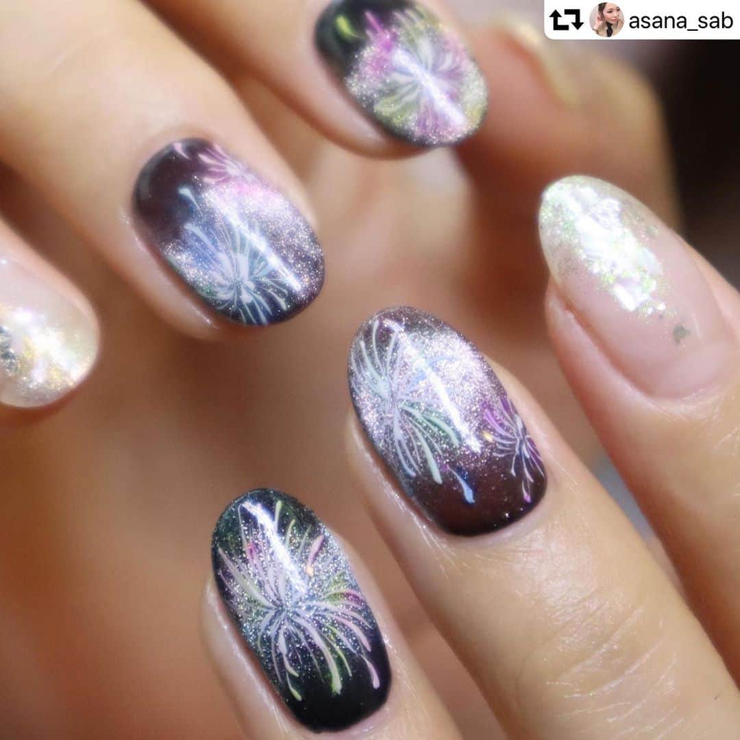 のインスタグラム：「#아이스젤 #별빛네일 로 불꽃놀이아트 만들기! 별빛네일만 있으면 불꽃이 팡팡 터지는 다자안도 간단하게 만들 수 있어요🤩🤩🤩  #repost @asana_sab ・・・ _ キラキラすぎて光が反射して静止画撮影が難しくて悔しい😭  花火といえば8月！！ 今年は花火が見れそうにもないので是非ネイルで楽しんでください😍️✨️✨  過去postにキラキラの正体、スターギャラクシージェルで作るエンジェルリングのhowto動画upしてあります♡♡  使用ジェル  @icegel_japan  @icegelnail  @icegelkorea   スターギャラクシージェル グローパウダー シェル  _ 〜〜〜〜〜〜〜〜〜〜〜〜〜〜ー ♡asana♡ ネイリスト歴9年目  カラーの調合が大好きで、 お客様のお肌の色味に合わせたり お好みのカラーを作るのが得意 いつか必ず自分のジェルブランドを持つ♡」