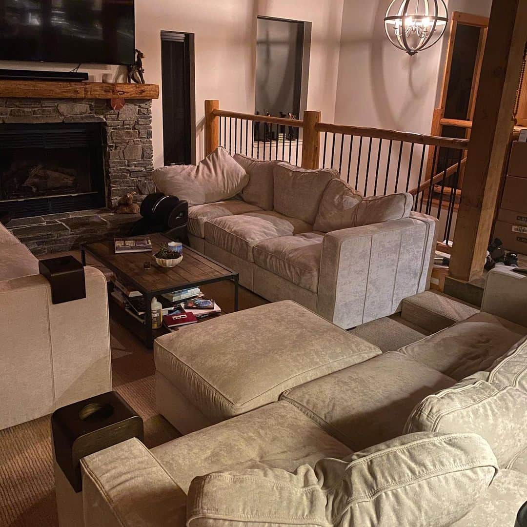 メリッサ・ジョーン・ハートさんのインスタグラム写真 - (メリッサ・ジョーン・ハートInstagram)「Loving how cozy our living room is now that we replaced our sofa with a #sactional! @lovesac #cozy」8月1日 0時38分 - melissajoanhart