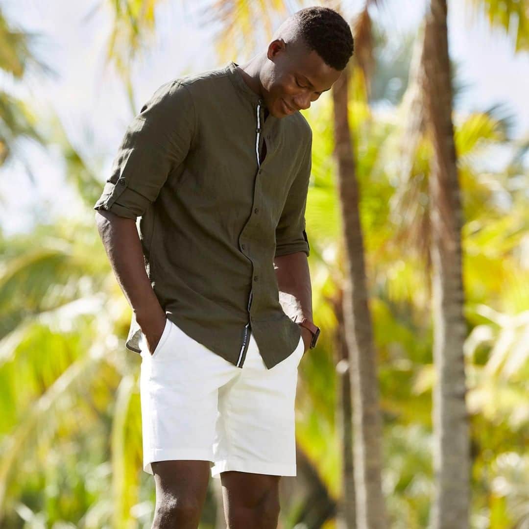 ペリーエリスのインスタグラム：「A modern man’s wardrobe essential in a range of easy-wearing shades. Designed with a linen-cotton blend for greater airflow to keep you comfortably stylish this Summer. #lifereadysince1976」