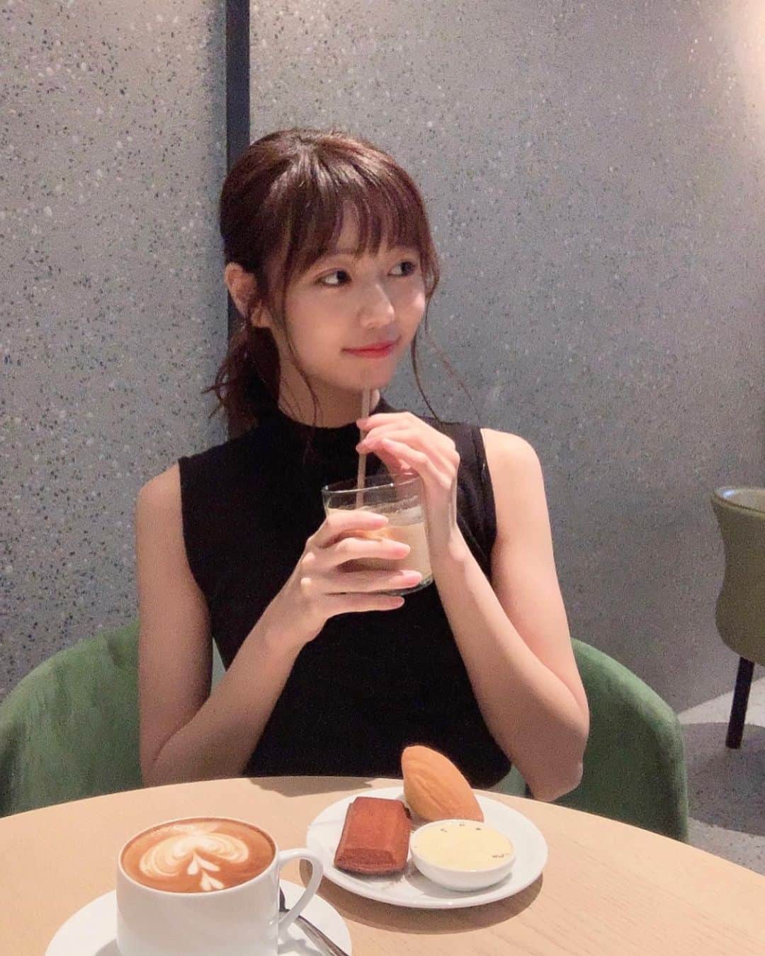 杉浦みずきのインスタグラム：「. おしゃれなカフェこれまで興味なかったけど、めっちゃ最近興味持ち出した笑 （おそ） おしゃれなカフェは、ライトも若干暗めらしい ・ #代官山 #代官山カフェ #東京カフェ #カフェ巡り #おしゃカフェ @kashiyama_daikanyama 代官山の有名なとこいったよ❤︎」