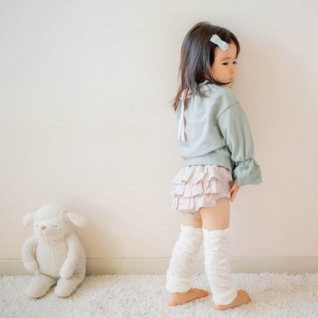 かわいいベビー服・子供服Babychuさんのインスタグラム写真 - (かわいいベビー服・子供服BabychuInstagram)「【ロングだから年中活躍🎀くしゅくしゅレッグウォーマー】 . なんと600円‼ 夏は冷房対策、日よけ＆防寒対策、虫刺されカバーとしても大活躍♪ 持ち歩くのも荷物にならず、かばんに入るのも◎ . ▶️ロングレッグウォーマー プライス：600円+tax . . 今なら再入荷で色も揃ってる🙌 いいな、と思ったらプロフィール欄のURLからGO💨 . .  合わせてチェック❣️ レジカゴBAG全プレキャンペーン開催中🎊 3,000円(税別)以上お買物するだけでOK🙆‍♀️ 購入するアイテムは何でもOK🙆‍♀️ 今すぐGETして超便利なレジカゴBAGもらっちゃいましょ😘 ☝️購入時の備考欄に、キーワード「べびちゅ」と必ずご入力ください。 ⏰本日7月31日(金)23:59まで！ ・ 📣予想を上回る大好評につき、レジカゴBAGは追加生産をしております。レジカゴBAGのみ、別途８月中旬頃のお届けとなります🙇‍♀️ . . #レッグウォーマー #べびちゅ #babychu #ig_kidsphoto #ig_babyphoto #かわいい #子供服 #ベビー服 #親バカ部 #女の子 #娘 #赤ちゃん #ベビーコーデ #キッズコーデ #ベビーファッション #キッズファッション #出産祝い #baby #babychujp #べびちゅstylingcollection #stayhome #おうちリゾート #リゾート気分 #おうち時間」7月31日 15時50分 - babychu2014