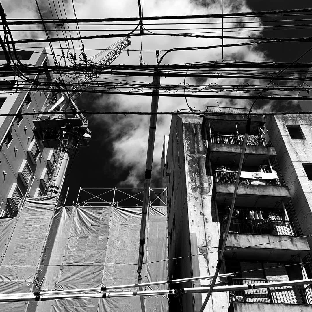 naotakeのインスタグラム：「青空 - A blue sky / iPhone XR & Snapseed, 20200801 . . おおむら亭のとり唐ちゃんぽんは、半年に一度のお楽しみ。 . . #spicollective #royalsnappingartists #infamous_family #rsa_main #infinity_photo_cult #2_fineart #jp_gallery_member #jp_gallery_bnw #trb_bnw #wp_bnw  #bnw_life #bnwlife_member #bnw_life_shots #bnw_captures #world_bnw #top_bnw #team_jp_ #team_jp_モノクロ #ig_energy_bw #ig_nihon #streetphotographybnw #igersjp #blackandwhite #bnw #bnwphoto #monochrome #bw #bnwphotography #ShotOniPhone #shotoniphonexr」