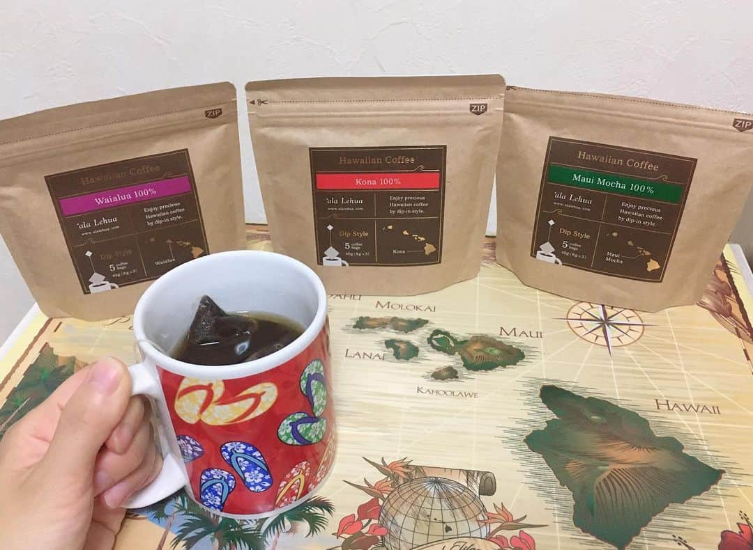 葵さんのインスタグラム写真 - (葵Instagram)「明日から夏休みです。今年はハワイに行けず残念(T ^ T)。。 そこで、ハワイアンコーヒーを堪能☕️💖 こちらディップインスタイルの100%コーヒーなんです！ @alalehua  カップにコーヒーパックを入れてお湯を注ぐだけだからとても簡単に味わうことができます❣️ ハワイの自然に育まれた希少なコーヒー豆を贅沢に使用したコナ、マウイモカ、ワイアルアの③種類。どれも香りが良くすっきりとしたコーヒーの深みがありハワイを感じられて嬉しい〜（＾ω＾） #コーヒー #おうち時間 #おうちですごそう #自宅ハワイ #ハワイアンコーヒー #コナコーヒー #ハワイを感じる #オアフ島 #ディップインスタイル #プレミアムコーヒー #ホッと一息 #自宅ハワイアン #ハワイ大好き #外出自粛中」7月31日 15時57分 - dolphin_coconut
