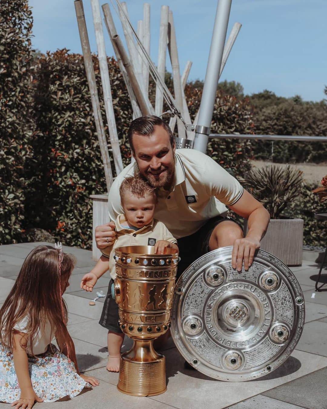 ケヴィン・グロスクロイツのインスタグラム：「Eines Tages bringst du die Dinger wieder nach Dortmund mein Sohn 💪🏻💯🖤 #stolz #familie #bestetochterderwelt #bestersohnderwelt #isso」