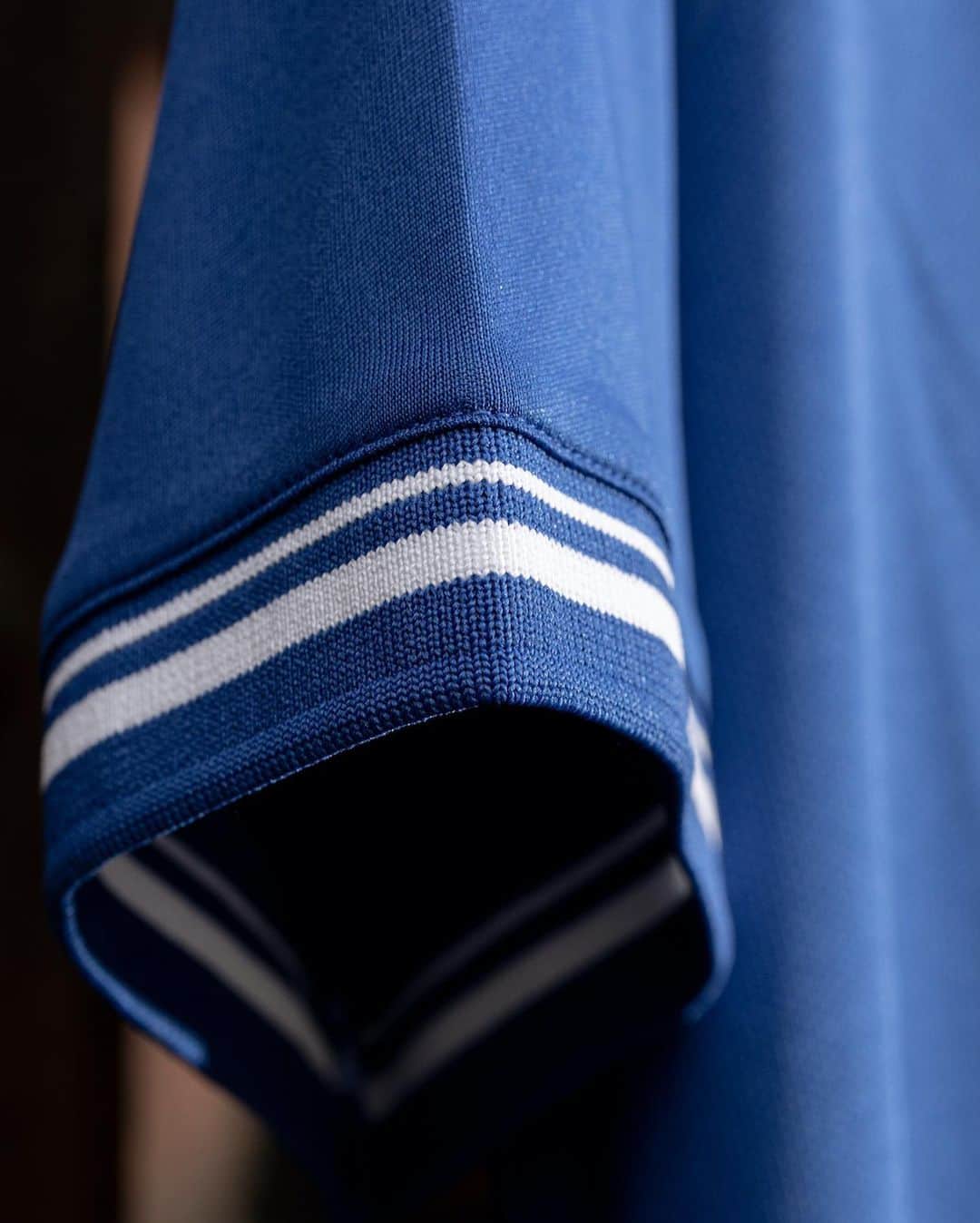 UMBROさんのインスタグラム写真 - (UMBROInstagram)「We are proud to release the three @s04 kits for 20/21. This is what they look like. 💙🤍   #MEINCLUBMEINEFARBEN #kitlove #footballkits」7月31日 16時04分 - umbro