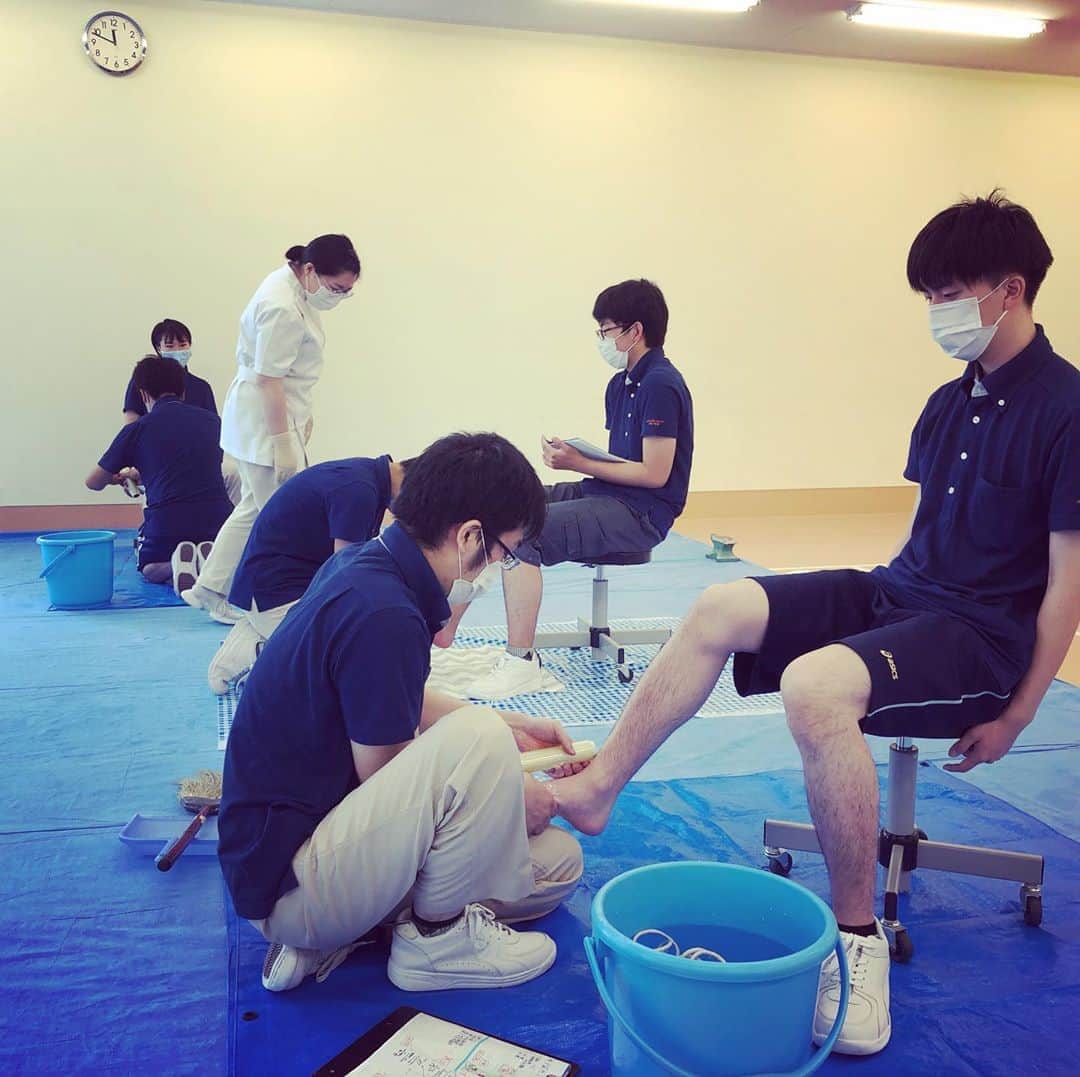 はいてくPOのインスタグラム：「北海道ハイテク⭐︎義肢装具士学科⭐︎一年生  今日は初めての採型の授業です。 手こずりながらも頑張っております！  #義肢装具士#石膏#採型#型取り#医療系#国家資格#専門学校」