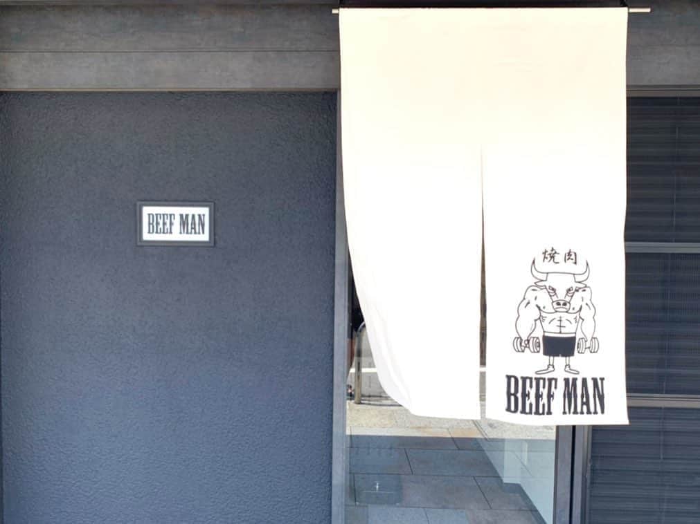 高松チェルシーリナのインスタグラム：「. 私の主人が経営をしている焼肉店、BEEFMAN @beefmanroppongi が、本日、リニューアルオープンをしました🎉 . . 全室個室となり！！メニューもガラリと変わって、おしゃれで美味しい焼肉店へと大変身..！！ . プレオープンに何回かお邪魔させてもらったのですが、お肉も料理もどれも本当に美味しくてびっくりしました。 会食にも、デートにも、特別な日に行くにはかなり格好がつく素敵なお店です🥩 . 肉業界では有名な、川岸牧場の神戸牛が食べられます🐄✨✨ . またコロナが流行り出してしまって、外食に行く機会が減りそうですが... 美味しい焼肉が食べたいと思ったら！！ ぜひBEEFMANへお越し下さい✨✨🥰🥩 (換気・除菌は徹底しております！) . #beefman#神戸牛#神戸ビーフ#川岸牧場#六本木#焼肉#リニューアルオープン#女子会」