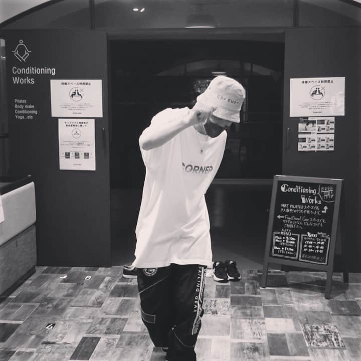 akihicのインスタグラム：「音無ー。 レッスン終わりに受付で軽く。 音は想像してみて下さいー。」