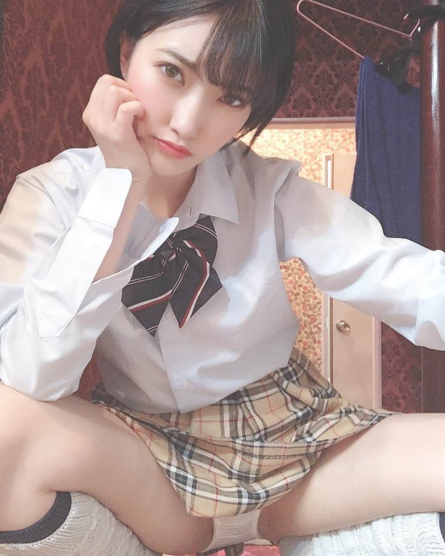 AV女優　ルーズソックス 東条蒼さんのインスタグラム写真 - (東条蒼Instagram)「＊ ・ ・ ・ ヤンキーにはなりきれない。 ・ ・ ・ ルーズソックスはきかたわからなかった😂笑笑  ・ ・ ・ #東条蒼 #クルーズグループ #セクシー女優 #av女優 #メガネ女子 #黒髪 #ショートヘア #あおたん #team ...