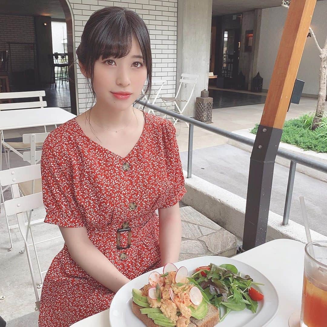仙石みなみのインスタグラム：「. 🌷🍽🍤 . #red #flower #shrimp #avocado #yummy」