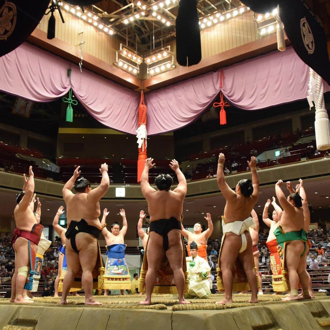 日本相撲協会さんのインスタグラム写真 - (日本相撲協会Instagram)「十三日目の様子。十両土俵入り。  #sumo #相撲 #大相撲 #7月場所 #七月場所 #両国国技館 #国技館 #翔猿 #明生　#翠富士 #若元春 #千代の海 #貴源治 #豊昇龍」7月31日 16時27分 - sumokyokai