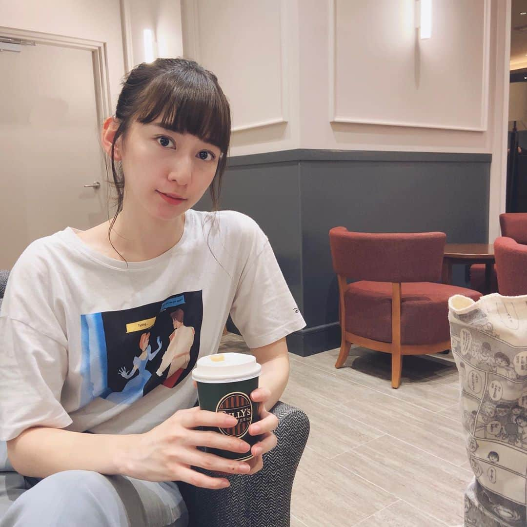 大須賀あみさんのインスタグラム写真 - (大須賀あみInstagram)「思いがけず素敵なタリーズに出会ったよ☕︎﻿ ﻿ タリーズコーヒーアンドティー﻿ っていうお店なんだって☺︎﻿ ﻿ 普通のタリーズは通常、ロイヤルミルクティー﻿は1種類しかないんだけど﻿ ここのお店はなんと﻿ ﻿ ✳︎ハニーロイヤルミルクティー﻿ ✳︎メープルロイヤルミルクティー﻿ ✳︎フレンチバニラミルクティー﻿ ﻿ とかいう種類もありました…！！！😳﻿ ﻿ しらなかった自分を悔やむ笑﻿ ﻿ フレンチバニラミルクティーを頼み、﻿ とっても甘いものを想像していたのですが﻿ むしろ普通のロイヤルミルクティーよりも﻿ 甘さは控えめな感じで、﻿ バニラのいい香りがふわっとした🍦﻿ ﻿ 美味しかったな。﻿ ﻿ 写真なんか撮る予定はなかったので﻿ とても適当な服装にスッピンで来てしまったことが大変悔やまれます！！！﻿ こんな素敵なタリーズと出会うとは思わなかったから😧﻿ ﻿ 店内もとても広くておしゃれで綺麗だった💎﻿ ﻿ ﻿ ﻿ #タリーズ好き #タリーズコーヒーアンドティー #フレンチバニラミルクティー #ロイヤルミルクティー #ロイヤルミルクティー好き #有楽町カフェ」7月31日 16時21分 - osugaami_official