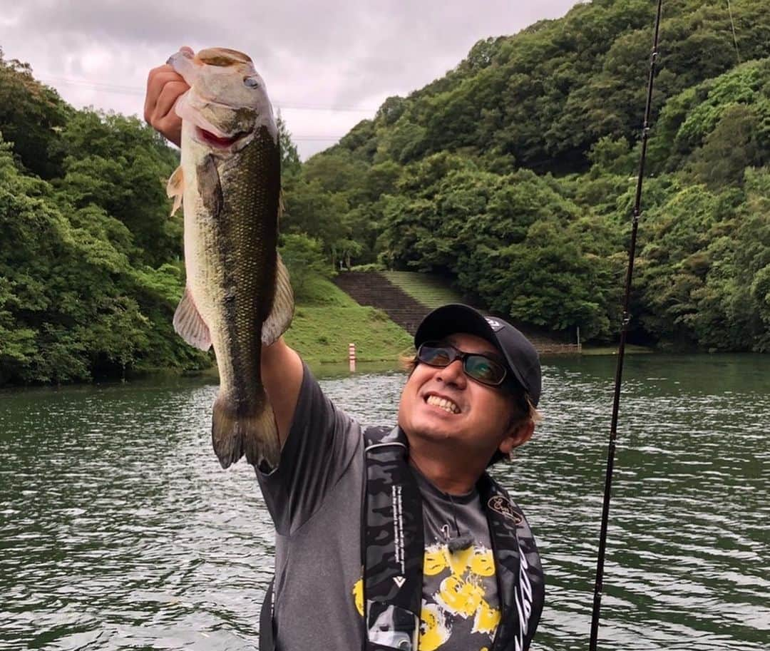 清水盛三さんのインスタグラム写真 - (清水盛三Instagram)「サンテレビのザ・ヒットが番組ホームページ内にある過去動画から視聴出来ます‼️ 放送から2週間で番組を観れる様になりました‼️ 最新はこの前のボッコボコに釣った僕のやつです。 是非観てみて下さいね👍 ・ ・ ・ #サンテレビ　#suntv #ザヒット　#thehit #エバーグリーン #evergreen  #ダイワ　#daiwa #ゼクーbyジール　#zequebyzeal #使用ルアー #ゼルク　#zerch #バブルトルネード1/2oz #ex-ridershrimp  #使用ロッド #supermagnum #rippinfeat #serval #使用リール #steeza #使用ライン #defier #armilo #shooter」7月31日 16時22分 - morizo_shimizu