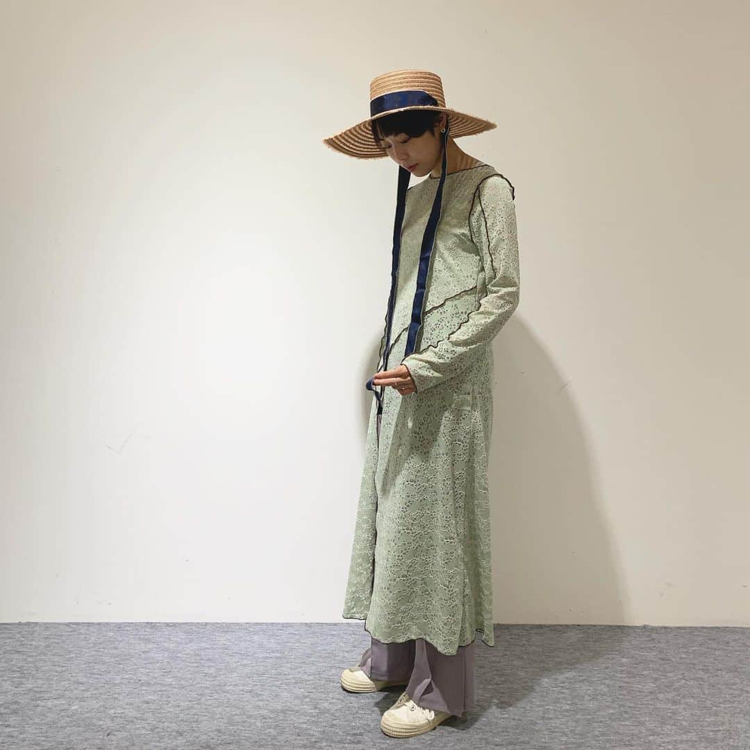 花沢美音のインスタグラム：「弊社スタッフ @maaaaaaao_   @murralofficial のワンピースに @chapeaud_o のハット👒  #HopeCoLtd #work #chapeaudo #fashion #snap」