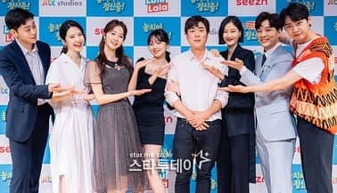 ソン・セビンのインスタグラム：「‘놓지마정신줄’ 잘 부탁드립니다🙏✨  jtbc 8/6 목 밤12:10  Seezn 에서는 오후 6:00 오늘 첫방송 !!  #놓지마정신줄#jtbc#시트콤#정상훈#이현이#이진혁#이수민#홍비라#권현빈#손세빈」