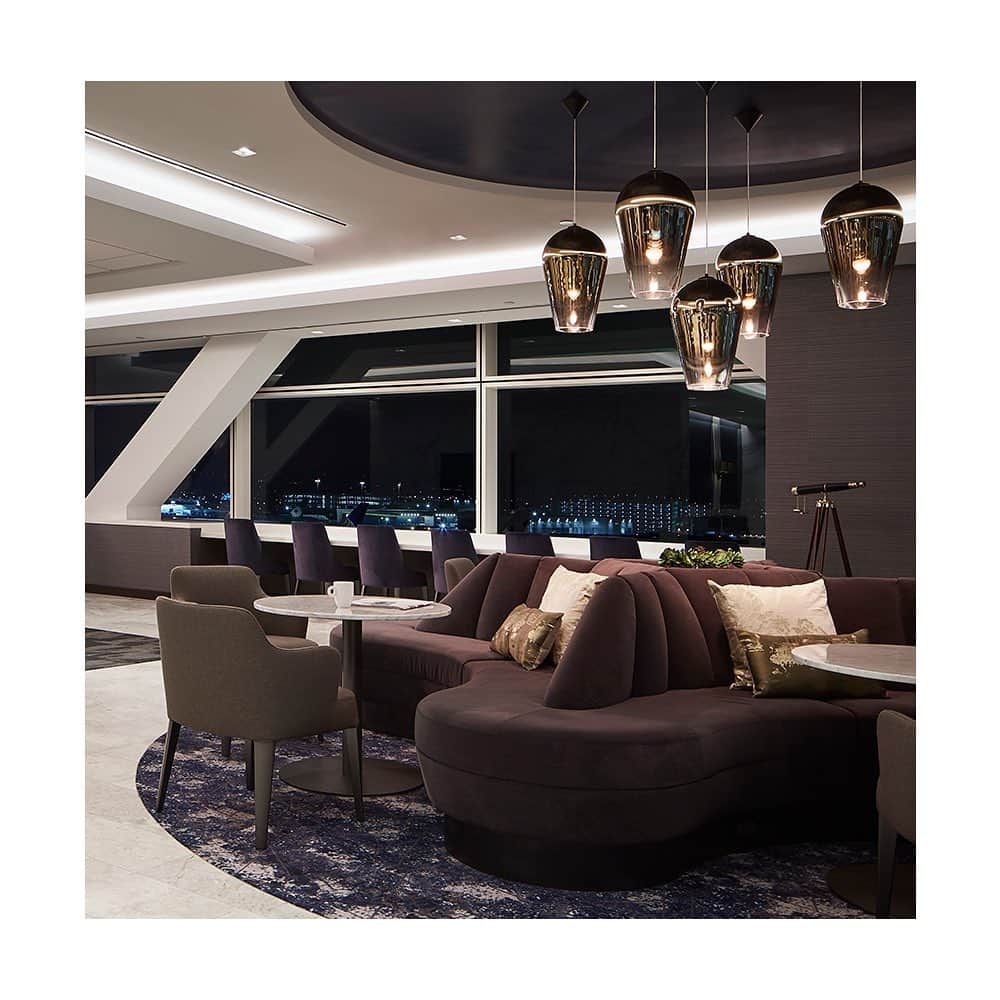 B&B Italiaさんのインスタグラム写真 - (B&B ItaliaInstagram)「B&B Italia Contract Division enhanced the interiors of the Polaris Lounge at San Francisco International Airport, providing the furnishings for a 2,000 square-meter space. The Polaris Lounges have also been inaugurated in some of the most important international airports, and they are scheduled to open in many more. . PH @solomoncordwellbuenz and Dave Burk Photography #bebitalia #furnituredesign #interiordesign #contract #contractfurniture #turnkeysolutions #hospitalityfurniture #customfurniture #SFOPolarisLounge」7月31日 16時33分 - bebitalia