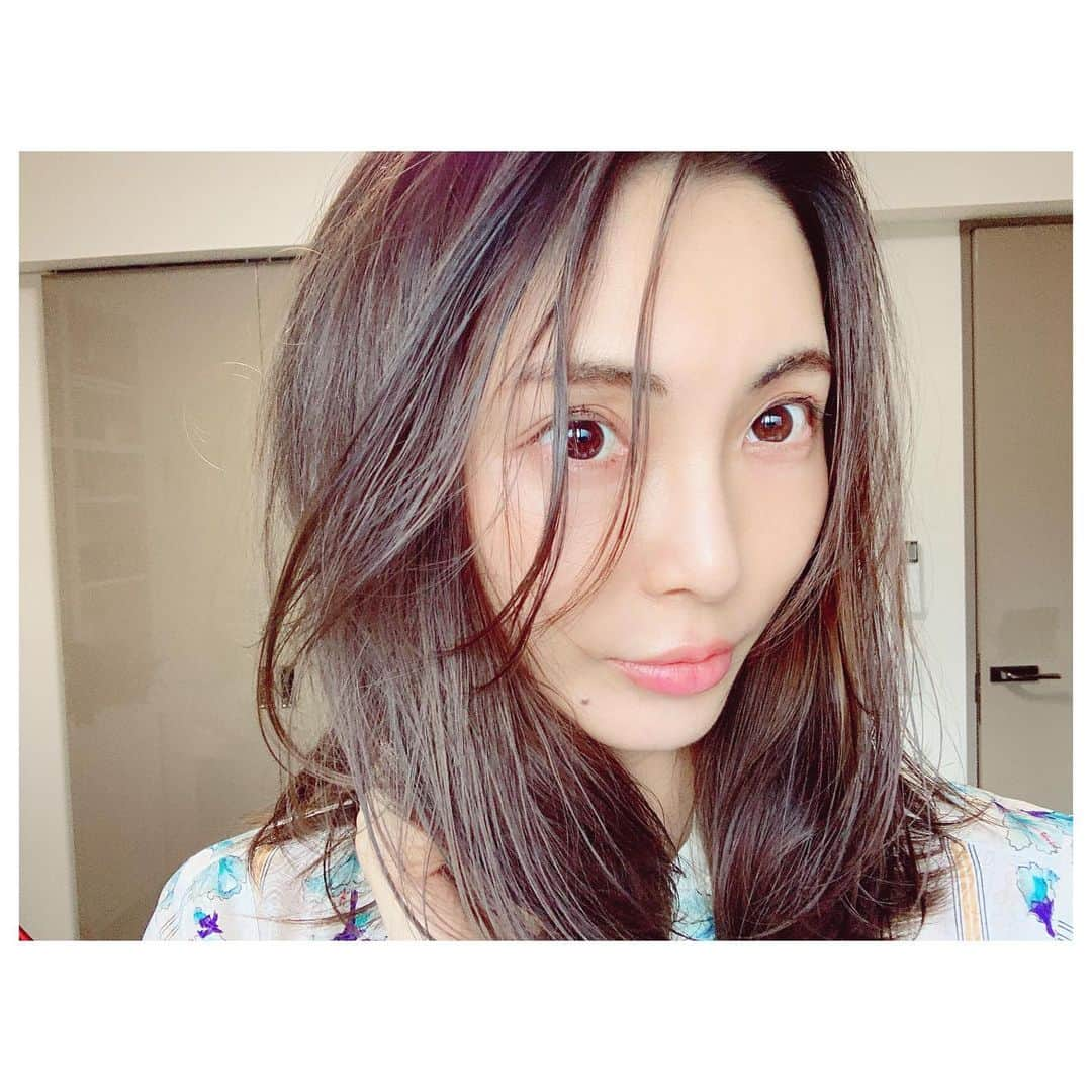 押切もえさんのインスタグラム写真 - (押切もえInstagram)「💇🏻‍♀️ バタバタだった月末。 原稿も無事に書けたので美容院へ。 カラーは @gucchi_225 にハイライトを落ち着けてもらって、カットは @mitsuteru_asahi さんにレイヤーを入れてもらいました。 長さは肩下で短めだけど、顔周りに動きを出してもらって華やかな雰囲気に。  この夏はきれいな髪、キープしたいな。  そして今夜は19時半にYouTubeをアップします。 みんなからいただいた妊娠・出産・子育てについての質問に答えます。ぜひ観てくださいね♪  #haircut #haircolor  #new #hairstyle  #youtube」7月31日 16時38分 - moe_oshikiri