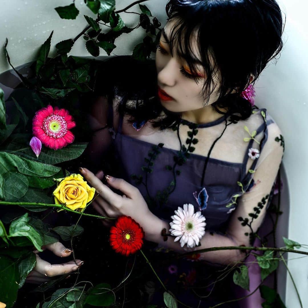 桜雪さんのインスタグラム写真 - (桜雪Instagram)「私の好きなお花たちと一緒に！ こういうアートっぽい撮影初めてだったのですが とても楽しかったのでまたやりたい🌹🌼🌷  #撮影　#花のある暮らし #浴槽で #刺繍ワンピース #shooting #flowerandgirl」7月31日 16時42分 - yuki_12hsm