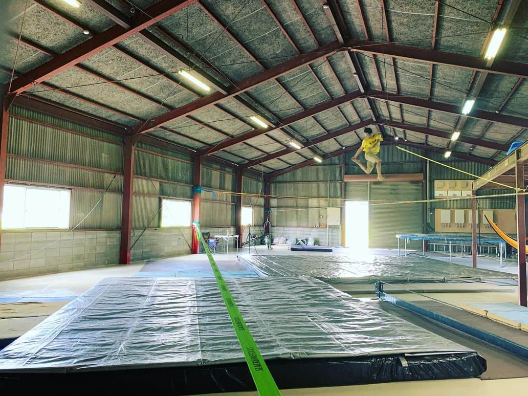 のインスタグラム：「Barrel Slackline Gym マット増えました😃 めっちゃ良くなった❗️ @rocksclimbinggym ありがとうございます🙏  #slackline #slacklife #スラックライン #スラックラインリサーチ #バレルスラックラインジム」