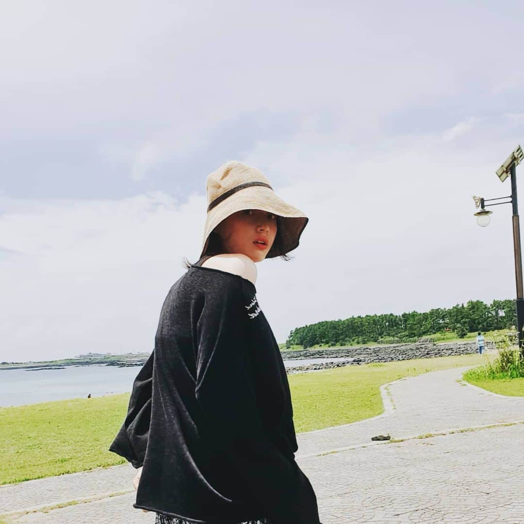 チョン・ダへさんのインスタグラム写真 - (チョン・ダへInstagram)「누가봐도 제주도!!!! 🐎🐎🐎 ᆞ 이 바지~👍👏👏👏 이 옷 입고 똥깡지들🤸‍♂️🤸‍♀️이랑 놀아주다 바다에 빠졌는데도 금방 말라서 완전 피서템!!! . 몸이 젖어도 입기 편하고. 젖은 것도 금방 말라서  바로 장보러갔다가, 집에 왔어요 (남이 해준 밥 먹고싶다🥺) ᆞ 지금은 너무 더워서 탱크 톱에 입고 있는데요 완전 편해서 피서지에서 입고 자도 되겠는데? 싶을 정도에요👍 앞트임이 포인트! ᆞ 제가 입고 있는 옷은 모두 제 옷가게 #알렉스리안에서 구입 가능합니당~~!!! 의상 구입 또는 문의는 @alexrianstyle 로 DM주세요 전국택배 가능해요~!! . #딸래in제주 #alexrianstyle #홍대옷가게 #하모해수욕장  #말달린다」7月31日 16時52分 - ddallae