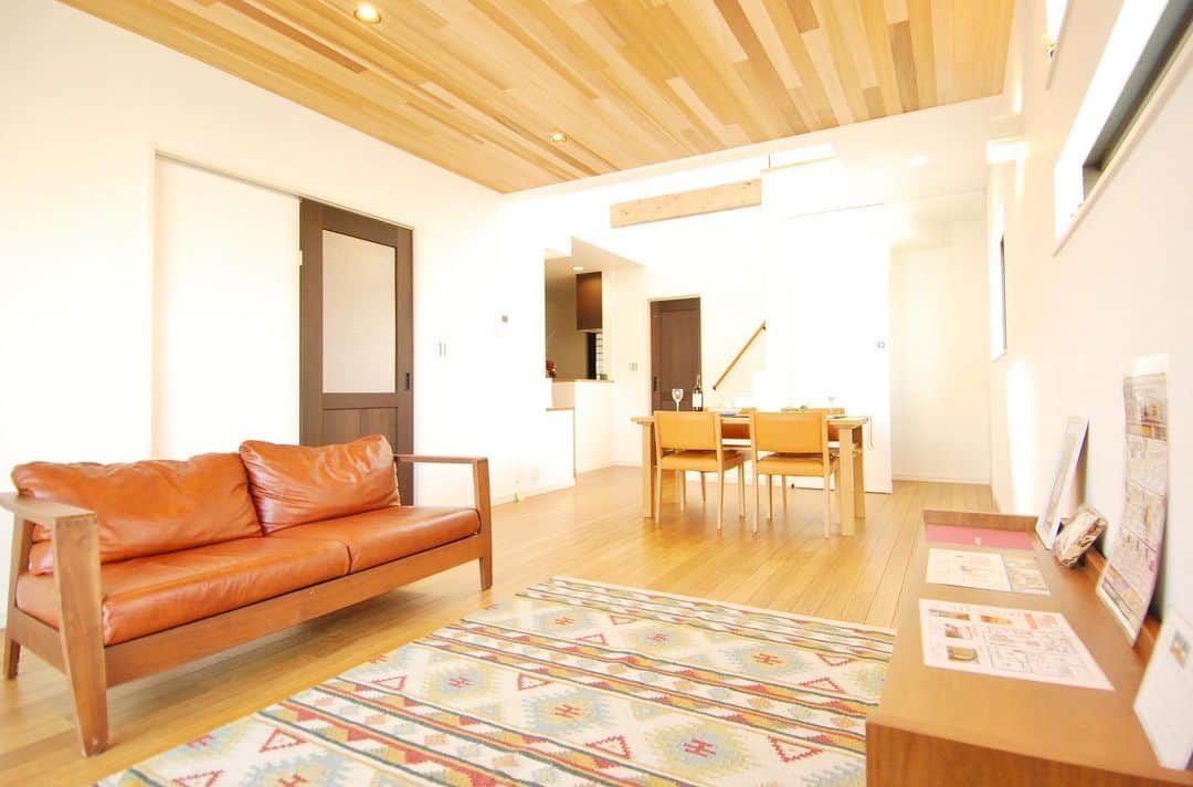 京都建物さんのインスタグラム写真 - (京都建物Instagram)「*･゜ﾟ無垢材×アイアンのリビング゜ﾟ･*﻿ ﻿ 京都建物では、無垢の床材を標準採用しております❕﻿ 柔らかく温かみのある足触りと﻿ 無垢材ならではの経年変化を楽しめる床材です👣﻿ ﻿ レッドシダー張りの天井も人気です♡﻿ お部屋のアクセントにもなり、﻿ 広い空間に張っても重たい印象になりません！﻿ アイアンとの異素材の組み合わせも相性バッチリです◎﻿ ﻿ ﻿ ﻿ 京都建物では、おしゃれなおうちづくりの提案も﻿ 様々させていただいています。﻿ インテリアのイメージがあるけど、実現できるのかな…という不安もお気軽にお聞かせください！﻿ ﻿ ﻿ あなたの家が世界で一番素敵な場所であるために。﻿ 京都建物が“理想のあなたの家づくり”をサポート致します！﻿ ﻿ まずは、お気軽に京都建物モデルハウス・コンセプトハウスへお越しください♪﻿ きっと、家づくりのヒントが見つかる有意義な時間が過ごせるはずです！﻿ ﻿ あなたのお越しをお待ちしております♪﻿ ﻿ ギャラリーページはホームページから チェック頂けます◎﻿ ■トップページのURLをクリック■﻿ ﻿ 【あなたの家それは世界で一番素敵な場所】﻿ ---------------------﻿ more phots...👉@kyototatemono_﻿ ---------------------﻿ ﻿ 地震に強く、夏は涼しく、冬は暖かくて住み心地の良い、おしゃれな #マイホーム を建てたい！﻿ 今の住まいを自分の好みに建て替えたい！﻿ そんな方は、ぜひ#京都建物　にご相談下さい ↓プロフィール欄からHPに移動できます。﻿ ---------------------﻿ @kyototatemono_﻿ ---------------------﻿ ﻿ お家のあれこれ住まいづくりの﻿ ヒントはこちらで随時更新中❗﻿ ↓↓↓﻿ ----------------------﻿ @_kyototatemono_﻿ ----------------------﻿ ﻿ ﻿ #京都建物 ﻿ #京都建物株式会社﻿ #注文住宅 ﻿ #自由設計 ﻿ #京田辺新築 ﻿ #城陽新築﻿ #宇治分譲地﻿ #新築分譲地﻿ #宇治市﻿ #子育て ﻿ #住まい ﻿ #新築 ﻿ #新築一戸建て ﻿ #暮らし ﻿ #ナチュラル ﻿ #工務店 ﻿ #マイホーム計画﻿ #家づくり ﻿ #インテリア ﻿ #インテリア好き ﻿ #おしゃれな家 ﻿ #京都分譲地 ﻿ #住宅 ﻿ #おうちづくり﻿ #リビング﻿ #吹抜﻿ #アイアン手すり﻿ #ウッドワン﻿ #無垢材」7月31日 17時03分 - kyototatemono_