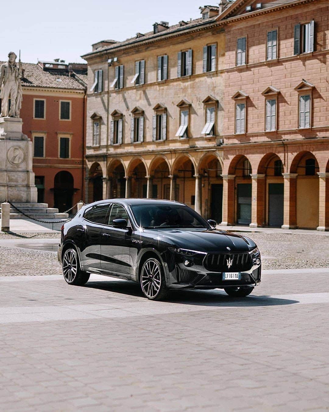 Maserati Japan | マセラティ ジャパンのインスタグラム：「0-100km/h加速、3.8秒を誇る、レヴァンテ トロフェオ。走りだけではなく、この圧倒的なまでの存在感も、ライバルたちを凌駕する理由です。  #Maserati #マセラティ #MaseratiJapan #マセラティジャパン #Levantetrofeo #レヴァンテトロフェオ」
