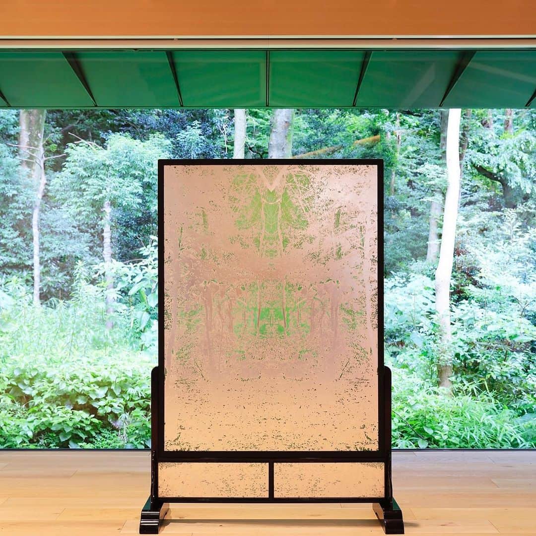 Warehouse TERRADA 寺田倉庫のインスタグラム：「明治神宮の杜を舞台とした祭典「神宮の杜芸術祝祭」の一環で開催されている「紫幹翠葉 −百年の杜のアート」展。 展示作品のひとつ「Mirage #50」は、明治神宮の木々をアクリル板の上に金属箔で再現、光を透過し、まるで木漏れ日のように空間に影が映るよう施された幻想的なアートです。 作品を手掛けたアーティスト・能條雅由（@masayoshinojo）は、実は当社が運営する画材ラボ PIGMENT TOKYO (@pigment_tokyo )の店長/画材エキスパートでもあります。 アーティスト活動での経験や画材の知識を活かしながら、施設運営から取材対応までも担うキーパーソンなのです。  「紫幹翠葉 −百年の杜のアート」展は、2020年9月27日（日）まで開催中です。」