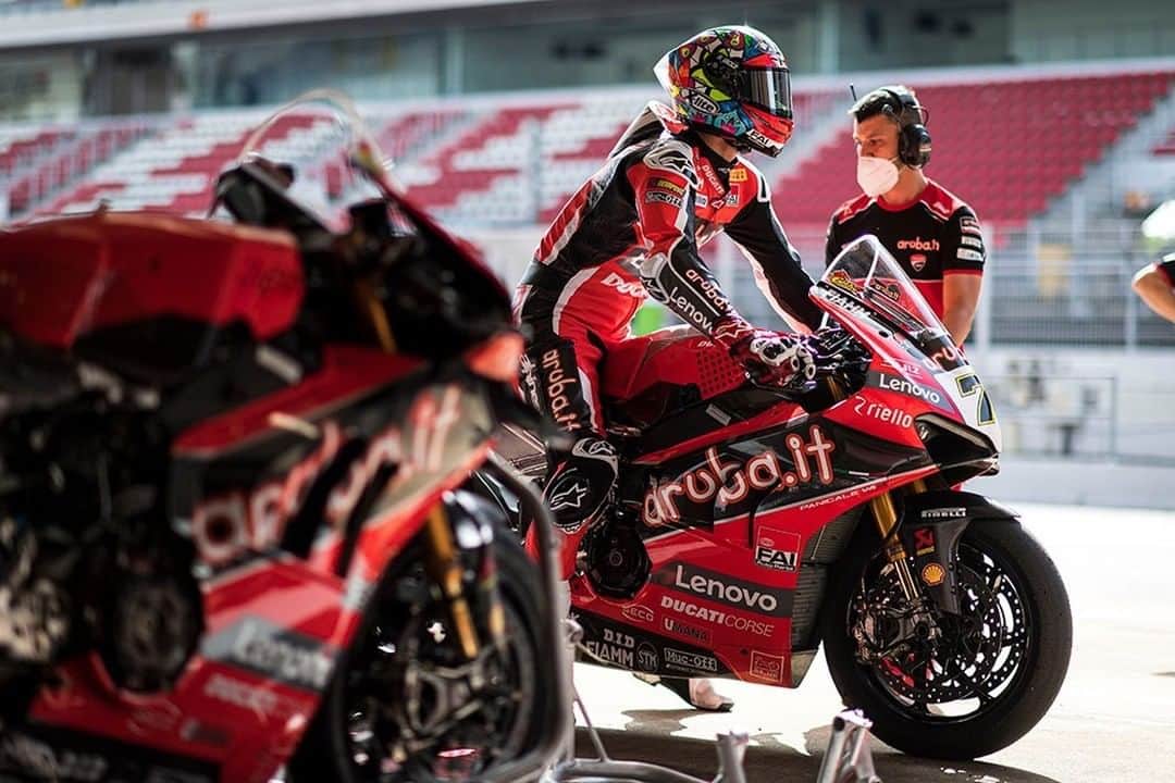 Ducati Japanさんのインスタグラム写真 - (Ducati JapanInstagram)「【SBK】開幕戦オーストラリアラウンド以降中断していたスーパーバイク世界選手権がいよいよ再開します。今週末はスペインラウンドがヘレス・サーキットで開催されます。  Aruba.it Racing - ドゥカティチームは、本日、ヘレス・サーキットに到着し、チャズ・デイヴィスとスコット・レディングは、金曜日の午前10時30分（CET）から始まる最初のフリー走行に向けて準備を進めています。  Aruba.it Racing - Ducatiチームへのご声援をお願いします！  レーススケジュール (現地時間) 7月31日（金） FP1: 10:30 - 11:20 FP2: 15:00 - 15:50  8月1日（土） FP3: 9:00 - 9:20  Superpole: 11:00 - 11:25  Race 1: 14:00 -  8月2日（日） Warm Up: 9:00 - 9:15 Superpole Race: 11:00 - Race 2: 14:00 -  #ArubaRacing #Ducati #ForzaDucati #SBK #ドゥカティ #パニガーレV4 #ESPWorldSBK」7月31日 17時00分 - ducatijapan