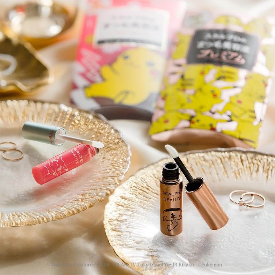 スカルプDのまつ毛美容液のインスタグラム：「【ボトルにもピカチュウ発見✨】⠀ ⠀ 7月22日からまつ毛美容液ポケモンデザインが発売チュウ⚡⠀ ⠀ ふわふわカールチップがまつ毛の根元にタッチして、優しい使い心地🌼⠀ ボトルにはもちろんピカチュウが😆⠀ ⠀ 可愛いピカチュウがパッケージやボトルに登場したまつ毛美容液で、#ピカピカまつ毛 をゲットしてくださいね💕⠀ ⠀ スワイプして、スカルプDのまつ毛美容液と、まつ毛美容液プレミアムの違いについてもチェックして💛🖤⠀ ⠀ #スカルプd #まつ毛美容液 #スカルプdまつげ美容液 #スカルプdまつ毛美容液 #まつげ美容液 #目元美容液 #まつ毛 #eyelash #マツエク #カラーエクステ #まつ毛カール #アイラッシュ #まつ毛エクステ #まつげエクステ #ボリュームラッシュ #目元ケア #美まつ毛 #目元美容 #美容 #コスメ #メイク #コスメ好きさんと繋がりたい #お洒落さんと繋がりたい #コスメ垢さんと繋がりたい #おうち美容 #ピカチュウ #ポケモン #ポケモンコラボ」