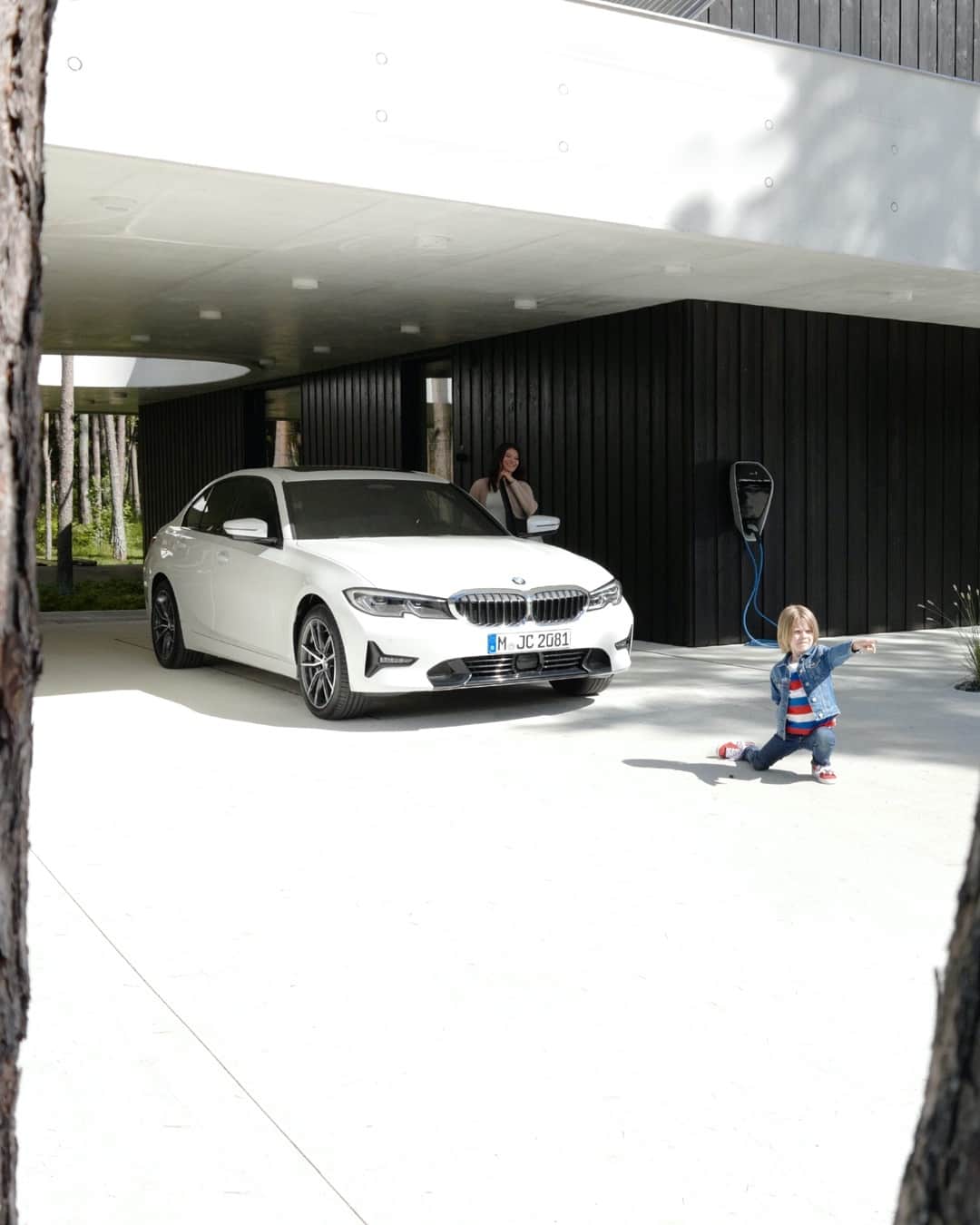 のインスタグラム：「Setting new destinations: with its purely electric range of up to 66 km. The BMW 330e Sedan. #THE3 #BMW #3Series #JoyElectrified #leica @leica_camera  __ BMW 330e Sedan: Energy consumption in kWh/100 km (combined): 14.8. Fuel consumption in l/100 km (combined): 1.6. CO2 emissions in g/km (combined): 36.* Further information: www.bmw.com/disclaimer.  	 * All performance, fuel consumption and emissions figures are provisional.」