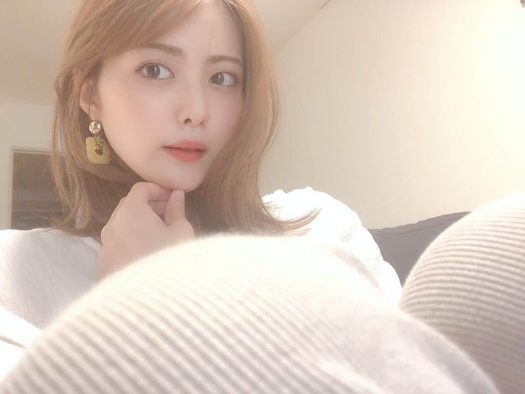 比良祐里のインスタグラム：「引越しも無事に終わり、新居も整ってきました✨ . 久しぶりに引越ししたけど荷造りより荷解きが大変だね😂 でも新居はやっぱり快適なのでおうち時間が充実しています💓 . #自撮り📸 #セルフィー」