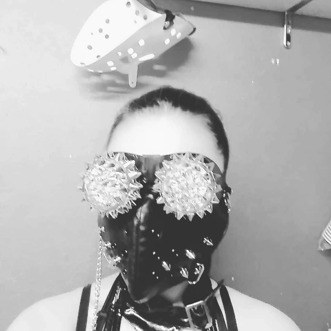 のインスタグラム：「Corona mask! keep protect! コロナ対策万全デス。 みんなもマスクしてね!  #womansupporting #coronamask #coronafashion #coronavirus #mask #leathermask #yokohama」