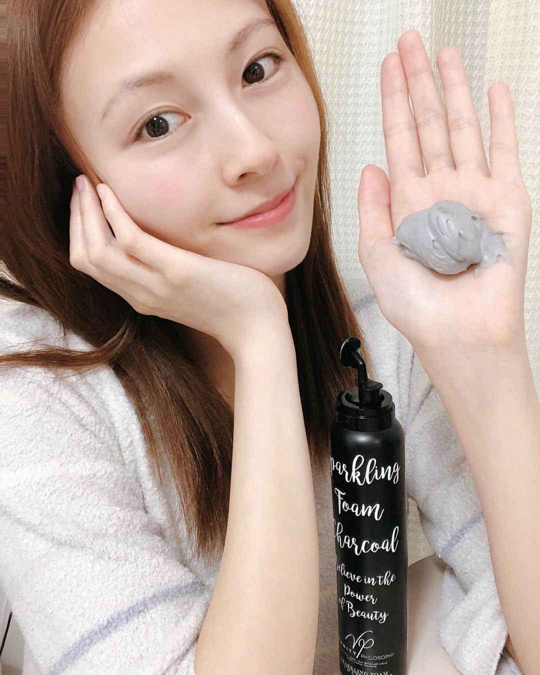 菊原梨華さんのインスタグラム写真 - (菊原梨華Instagram)「・ ・ VANITYPHILOSOPHYの炭酸洗顔をあれから 使い続けています💕 ・ 私は朝用として使っています！ 理由は、 使っている時に肌の血行が良くなって あったかくなってるのも分かるし パッと明るくなったような感じもする✨ 血色もいいし化粧ノリもいいから朝使ってるんだぁぁ😍👏 ・ 濃密なあわだから肌を擦らなくてもOKだしさいこうな洗顔💕 ・ @vanityphilosophy  ・ 毎朝の綺麗週間💕 ・ ・ #ヴァニティーフィロソフィー#vanityphilosophy#炭酸洗顔#炭洗顔#炭酸#洗顔#美肌#毛穴ケア#毛穴#綺麗#しっとり#ニキビ#肌ケア#肌#スキンケア#綺麗になりたい#beauty#beautiful#good#followme#follow#炭酸美容#美容」7月31日 17時03分 - happyluckyhappy