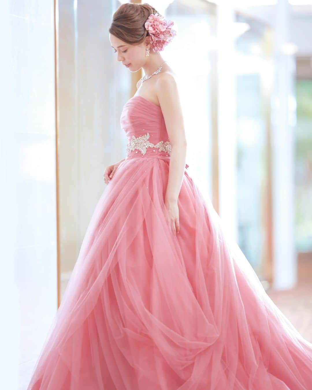スマ婚/オフィシャルアカウントさんのインスタグラム写真 - (スマ婚/オフィシャルアカウントInstagram)「@smakon_official . スマ婚で取り扱いの Grandjour さんの カラードレスをご紹介♡ . 愛らしさあふれるピンクのカラードレス♡  ピンクは日本人の肌に 馴染みやすいカラーなので どんな花嫁さまでも チャレンジしやすい1着です◎  大人っぽく仕上げたいなら 落ち着いたトーンのピンク、 可愛らしく仕上げたいならパステルピンクが とてもおすすめです◎ ------------------------ スマ婚で結婚式を挙げられた方は…﻿ 【 #スマ婚 】のハッシュタグをつけて とっておきのwedding photoをpost♡ アカウント内でご紹介するかも♪ ------------------------ ＼スマートな結婚式を実現／ 結婚式をハイクオリティで そしてリーズナブルに✴ お問い合わせはTOPから* >>>@smakon_official ------------------------ #スマ婚 #結婚式 #プレ花嫁 #式場探し #式場迷子 #ブライダル #結婚式準備 #スマ婚レポ #卒花嫁レポ #披露宴演出 #結婚式場迷子 #結婚式準備レポ #ig_wedding #ウェディングフォト #プラコレ #ウェディングニュース #プレ花嫁さんと繋がりたい #2020秋婚 #2020夏婚 #2020冬婚 #2021春婚 #チュール #チュールドレス  #花嫁コーディネート #花嫁コーデ #ピンクドレス #プリンセスライン #大人婚 #大人花嫁」7月31日 17時20分 - smakon_official