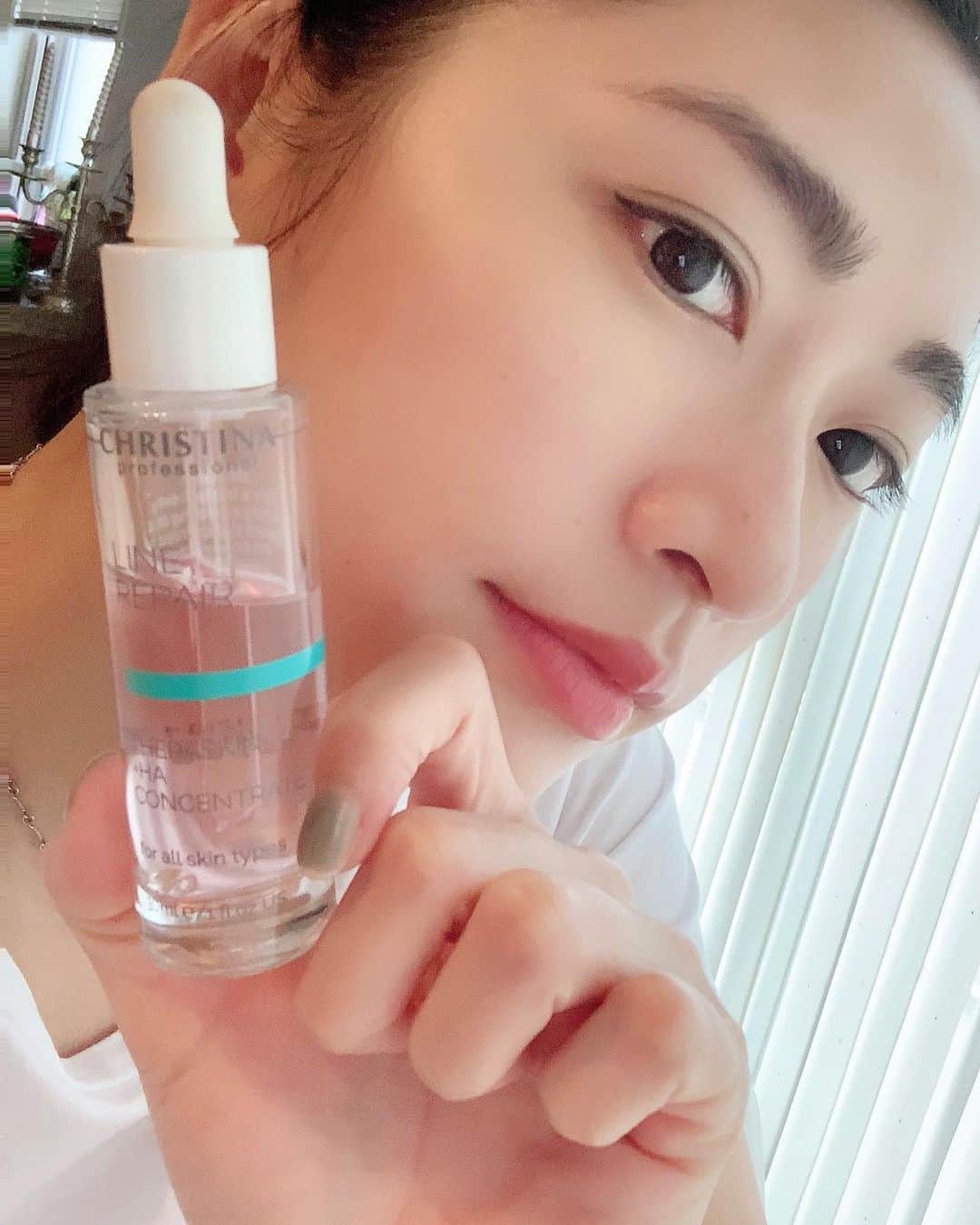 のインスタグラム：「長年愛用している#Christina の テラスキン！  高性能なヒアルロン酸を肌から吸収していつまでもツヤツヤ肌でいたいので使い続けています❤️  . . #christina #hyaluronicacid #クリスティーナ#テラスキン#スキンケア#高濃度#ヒアルロン酸#老化予防 . . @christinajapan 🌸」