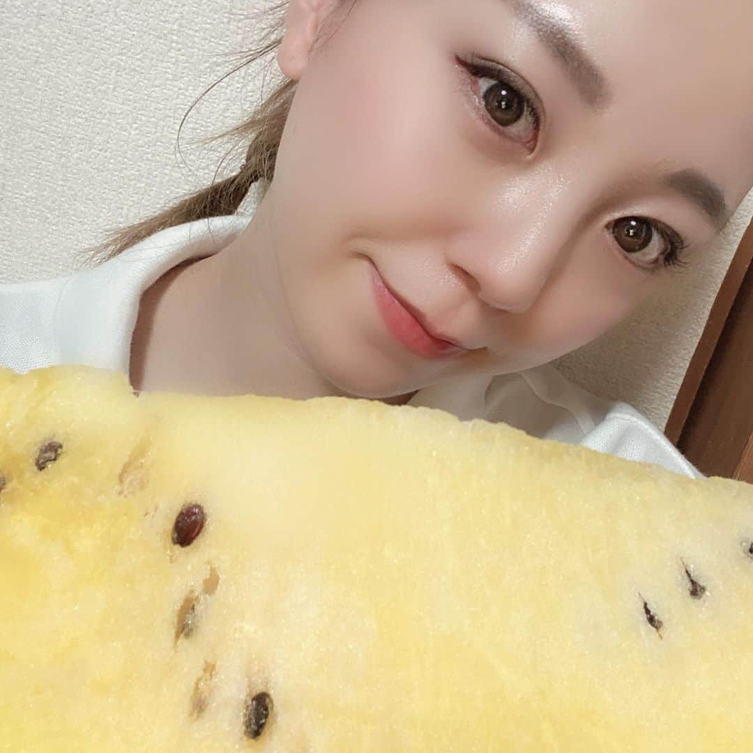 INAさんのインスタグラム写真 - (INAInstagram)「昨日の夜ごはん🍉　 #クリームスイカ  . .  . 黄色いスイカは甘くて美味しいから 最近のブームです。笑 今日はBsGirlsダイアリーの更新日です🧚🏻‍♀️ . . . . まもなく18:00 PLAYBALL🔥 #北海道日本ハムファイターズ 戦 予告先発投手は榊原 翼投手🌹 がんばれBuffaloes❤️❤️❤️❤️ . . #オリックス #オリックスバファローズ #bs2020 #BsGirls #ina_355 #orix #buffaloes #baseball #オリ姫 #プロ野球 #野球好きな人と繋がりたい #野球好き #野球女子 #일본여자  #パリーグ  #ダンスヴォーカル #チア #プロ野球チア #野球 #京セラドーム #京セラドーム大阪 #avex  #自撮り #セルカ #スイカ #すいか #夏 #수박」7月31日 17時21分 - ina_bsgirls_355