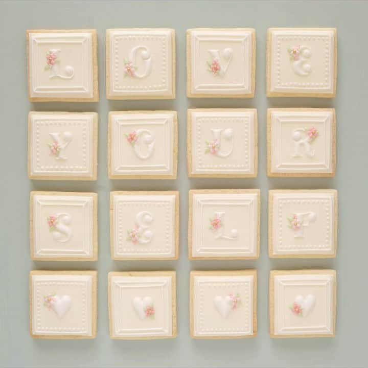 KUNIKAのインスタグラム：「LOVE YOUR SELF 🤍🤍🤍🤍﻿ Tiny square cookies. ﻿ #artofkunika」