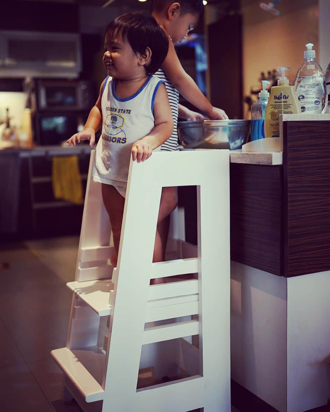 Iya Villaniaさんのインスタグラム写真 - (Iya VillaniaInstagram)「Having a good learning tower will definitely come in handy for parents right now with kids always home and wanting to get involved in everything 😆 so if you’re looking for a good one that’s sturdy and can adjust as your toddler grows, this is definitely one I recommend 😊 the kids get a good workout in too having to push it around wherever they need it 💪🏼@alittlemontessori」7月31日 17時30分 - iyavillania