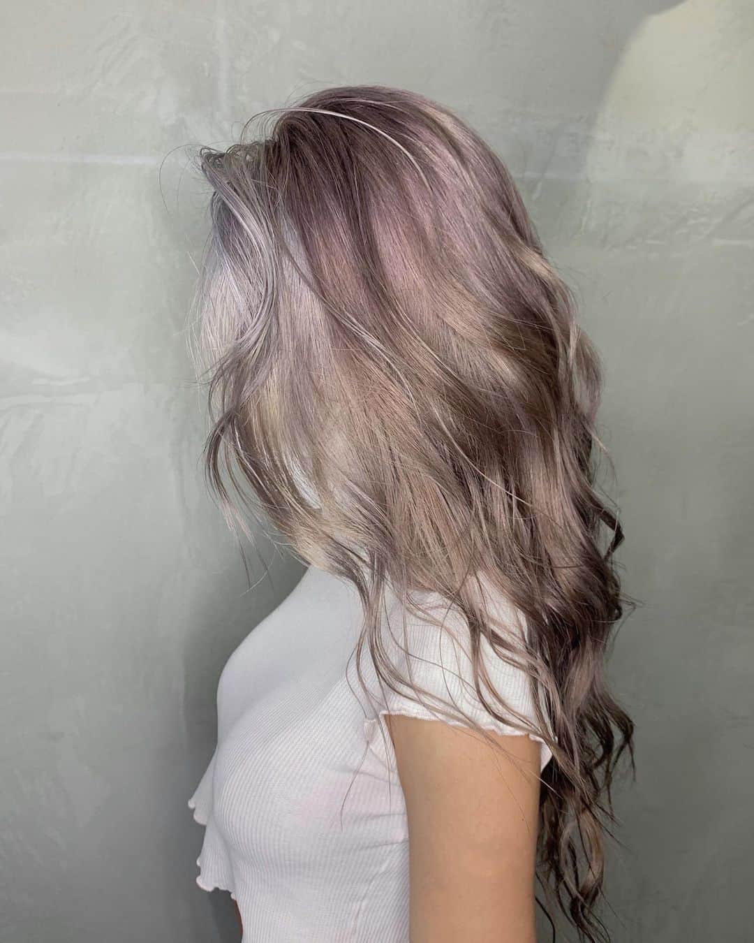 MARISのインスタグラム：「New hair color for summer 💜 Love purple hair cuz it would be nicer color after I use shampoo and go to the beach or pool ✨ Thank you @hayato_merry @merry_shibuya as always 💛 前の方を明るくしたら結ぶ時メッシュみたいになるから前髪は白まで明るくしたよ✨ 夏は太陽やプールでカラーが抜けやすいからパープルいれて黄色味をおさえてもらってる💜 毛先はすぐ色抜けちゃうから特に濃い目に💜  逆グラデみたいにしてもらったよ💛お気に入りカラー🦋 いつも綺麗なカラーにしてくれてありがとう💛」