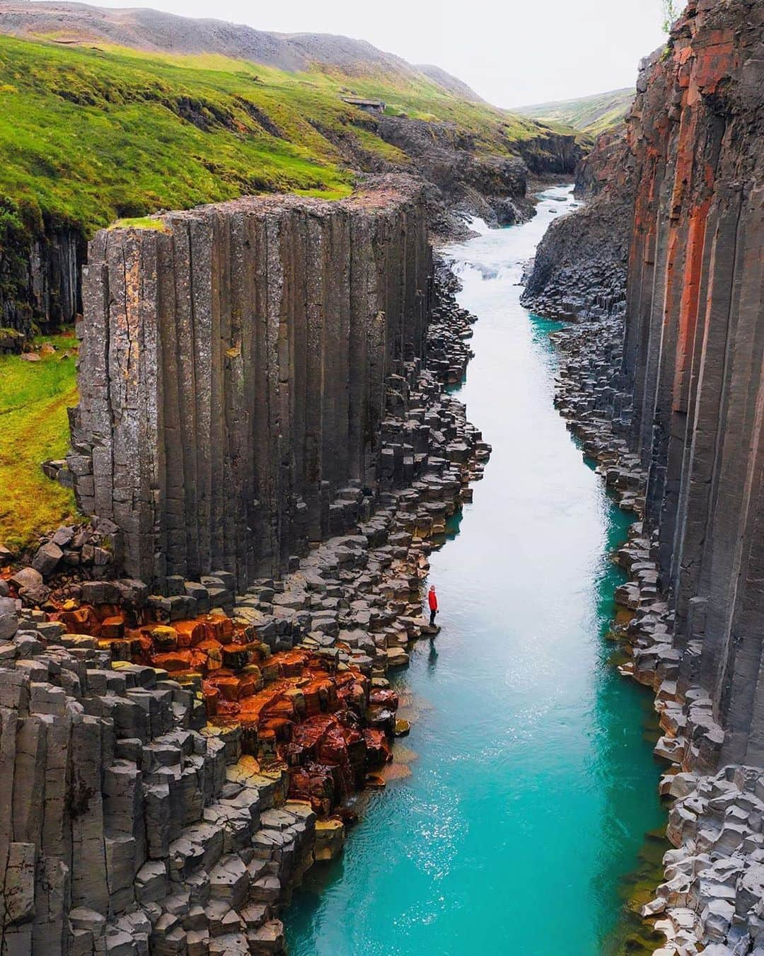 BEAUTIFUL DESTINATIONSさんのインスタグラム写真 - (BEAUTIFUL DESTINATIONSInstagram)「"Visited this canyon last year while road tripping around Iceland. The turquoise river combined with the massive basalt columns makes it so unique! The river color is only that vibrant for around 1 to 2 months a year, which definitely makes the experience feel more special" - Words and Photo by @h0rdur ⠀⠀ ⠀⠀ What's next on your travel bucketlist? 🌎 ⠀⠀ ⠀⠀ 📍Iceland」7月31日 17時34分 - beautifuldestinations