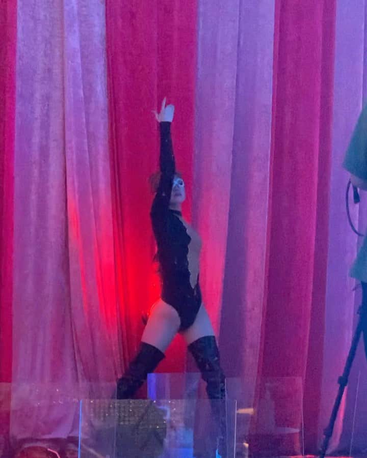 のインスタグラム：「ここのパートかっこよくて踊って楽しい👑❤️でも音源変わってるの知らなくて出とちってしゃがむまでの振りが自己流になってしまいました、、🥺🙇‍♂️🙇‍♂️ . . . . .  #burlesquetokyo #バーレスク東京 #スーパーバーレスク #japanesegirl #kawaii #アイドル  #dance #ダンス #showtime #ショータイム #六本木 #歌舞伎町 #衣装  #笑顔 #smile #ニコニコ #大人可愛い #ダンサー #くびれ」
