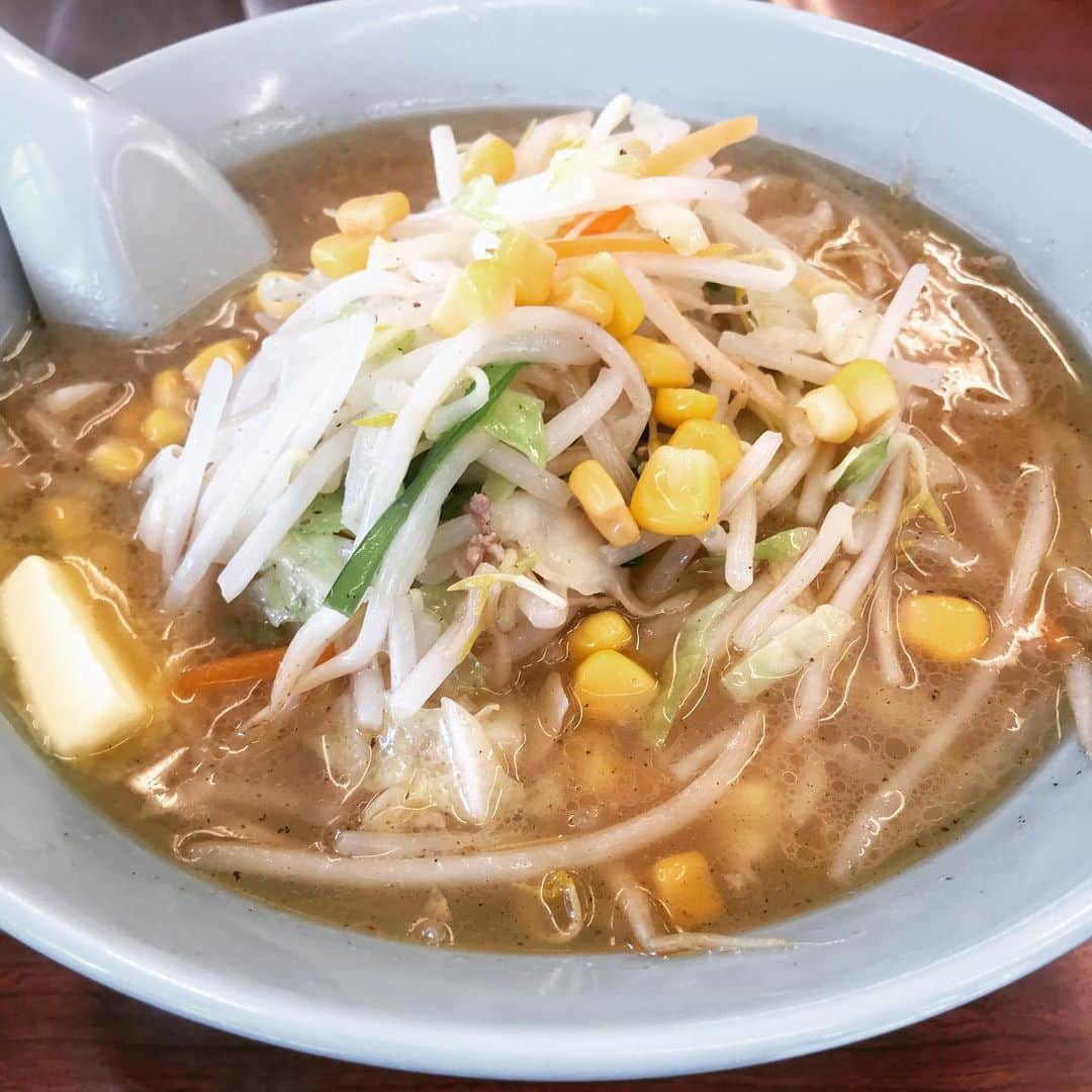 桜井誠のインスタグラム：「小平駅北口すぐの小さなラーメン屋。満北亭小平店 子供の頃からずっと変わらずオーダーするのは塩バターと餃子。 野菜たっぷりのもちもち太麺と、スッキリしたスープに、バターが溶けるとコクアップ。 餃子は肉がみっちりつまったビッグサイズ。これまためちゃくちゃ美味しい。 そんな思い出深い店が、8月3日をもって閉店してしまうとのこと。 なんとも言えない切なさを抱きながらのお別れの一杯。 今まで本当にありがとうございました。」