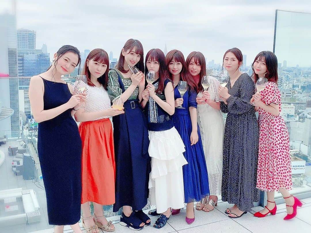 折原みかさんのインスタグラム写真 - (折原みかInstagram)「ハマショー♡♡♡ 結婚おめでとう💍👰の会🎉  幸せそうで嬉しい♡こちらまでhappyになりました❣️ありがとう  コロナ禍なのでテラスでお祝い🥂  ソーシャルディスタンスな席配置だったからすこし声張り上げたかな♡  #撮影とお食事時はマスク外しました🙇‍♀️  #結婚おめでとう💕 #サプライズパーティー #みんなに久しぶりに会えて嬉しい #みんな可愛い❤️  #新婚　#新妻　#元アヴィラ　#アバンギャルド　#アヴィラ　#渋谷　　#18階　#お祝い事　#happywedding  #浜田翔子　#おめかし　#テラス　#解放感　#ソーシャルディスタンス  #すごい、全員タグ付けできた❣️」7月31日 17時50分 - mikaorihara