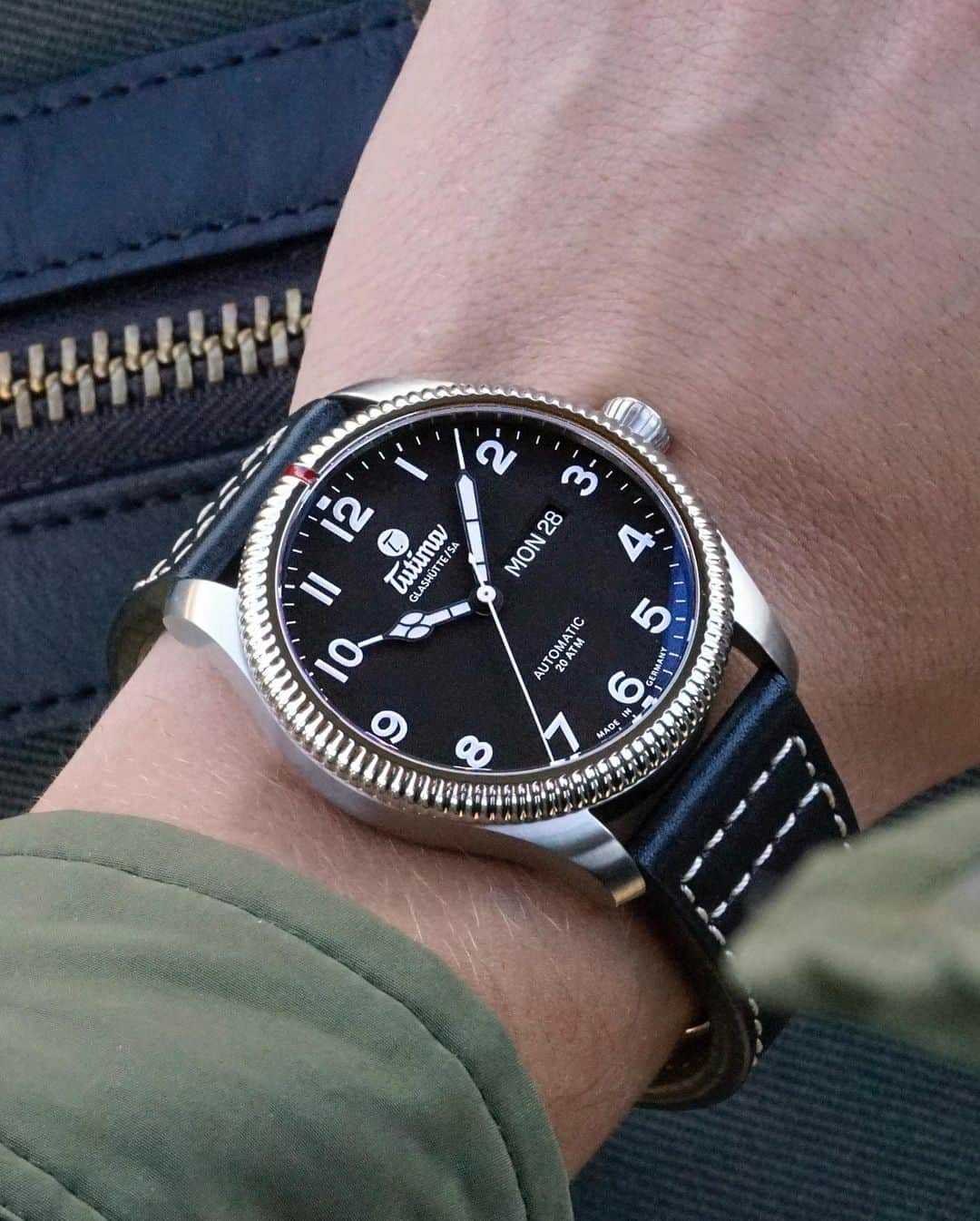 Daily Watchさんのインスタグラム写真 - (Daily WatchInstagram)「Up close with the 43mm Grand Flieger Classic Automatic from German watch brand, @TutimaGlashuette. Fluted bezel and the see-through case back are some of my favorite details about this reference 6102-01 👀🔍 #Tutima #TutimaWatches」7月31日 17時51分 - dailywatch